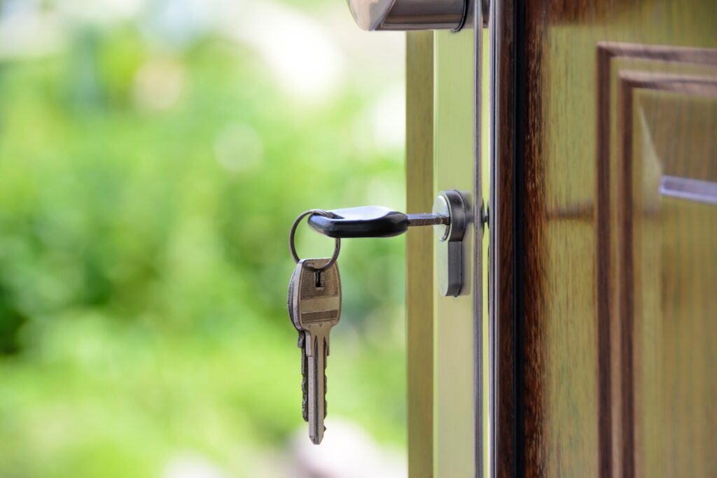 llave abriendo casa vendida por una inmobiliaria